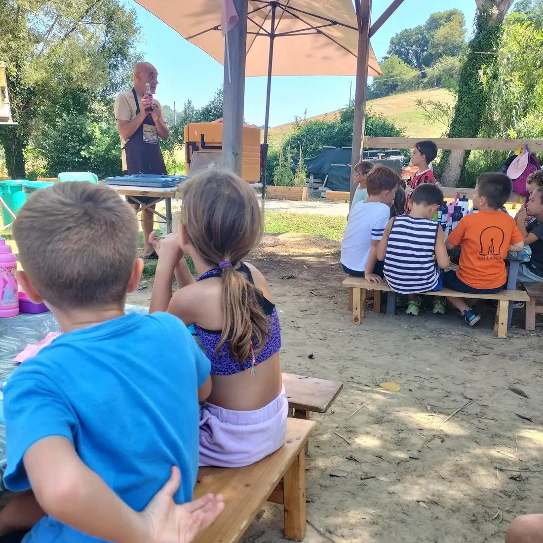 Il cerchio: i bambini seduti insieme all'inizio della giornata